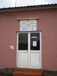 vchod-do-budovy-stredni-zemedelske-skoly-v-catabola