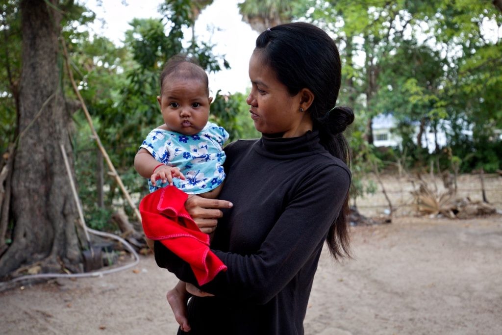 Sek Nath z provincie Kampong Chhnang je registrovaná do systému hlasových zpráv mHealth