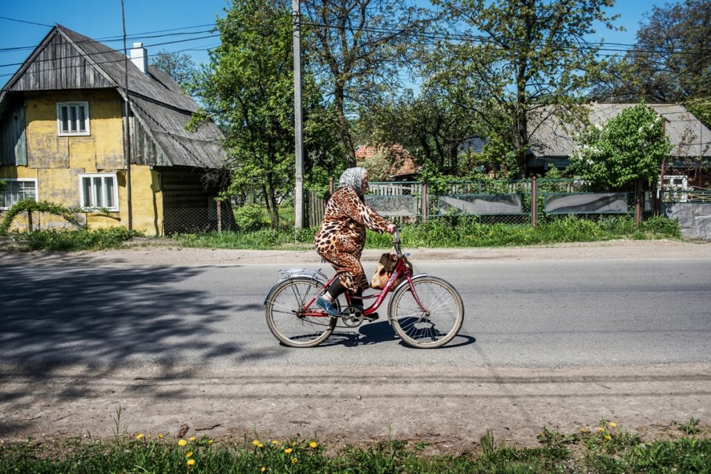 Kolo je nejčastější dopravní prostředek na Zakarpatí. Jezdí se v každém věku.