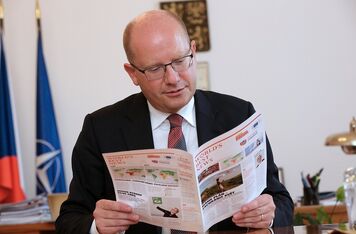 World's Best News dorazily v pátek do Česka. Ke čtenářům se připojil premiér Bohuslav Sobotka a další osobnosti